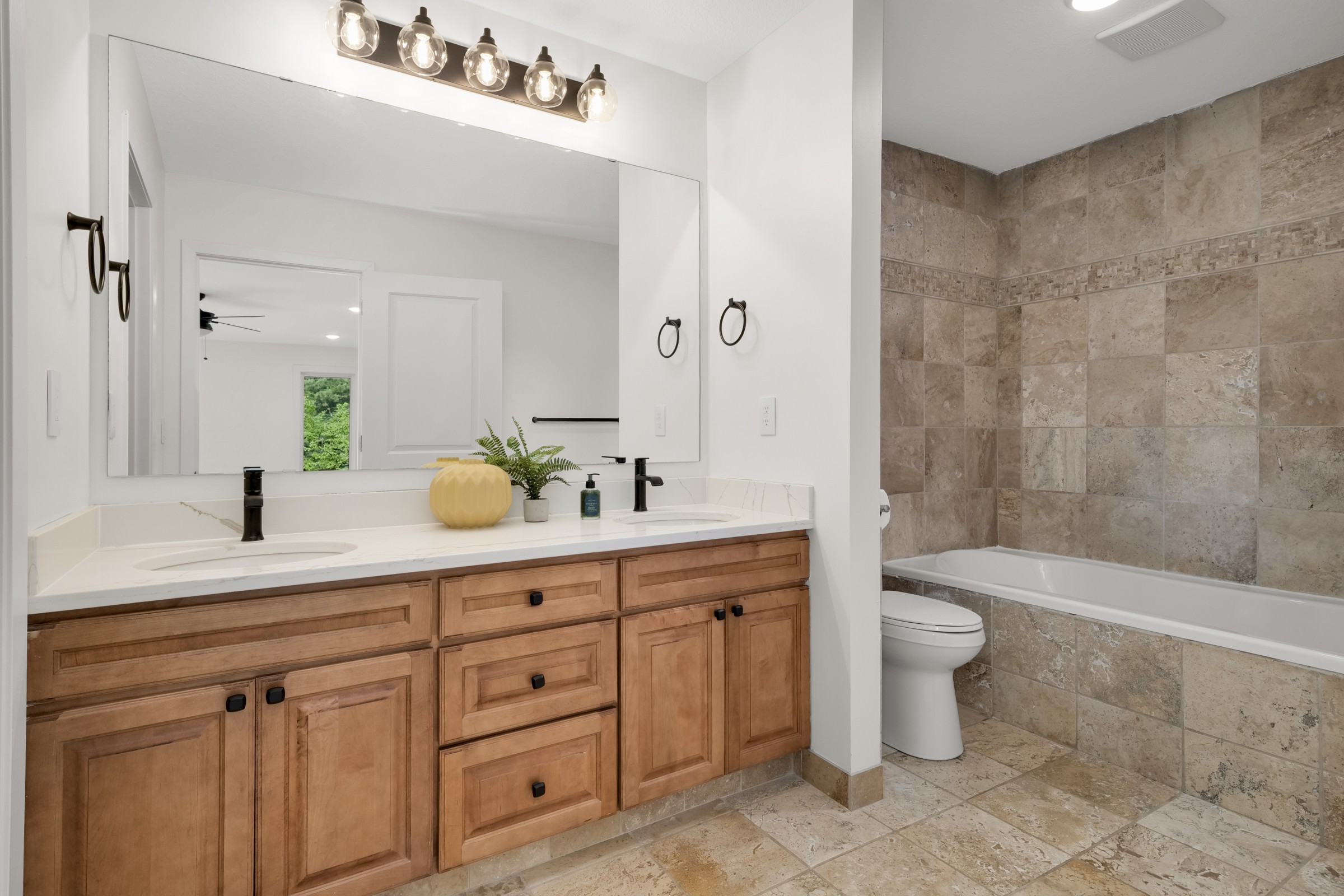  Renovated Beauty in Prime Bloomington - 物件實景