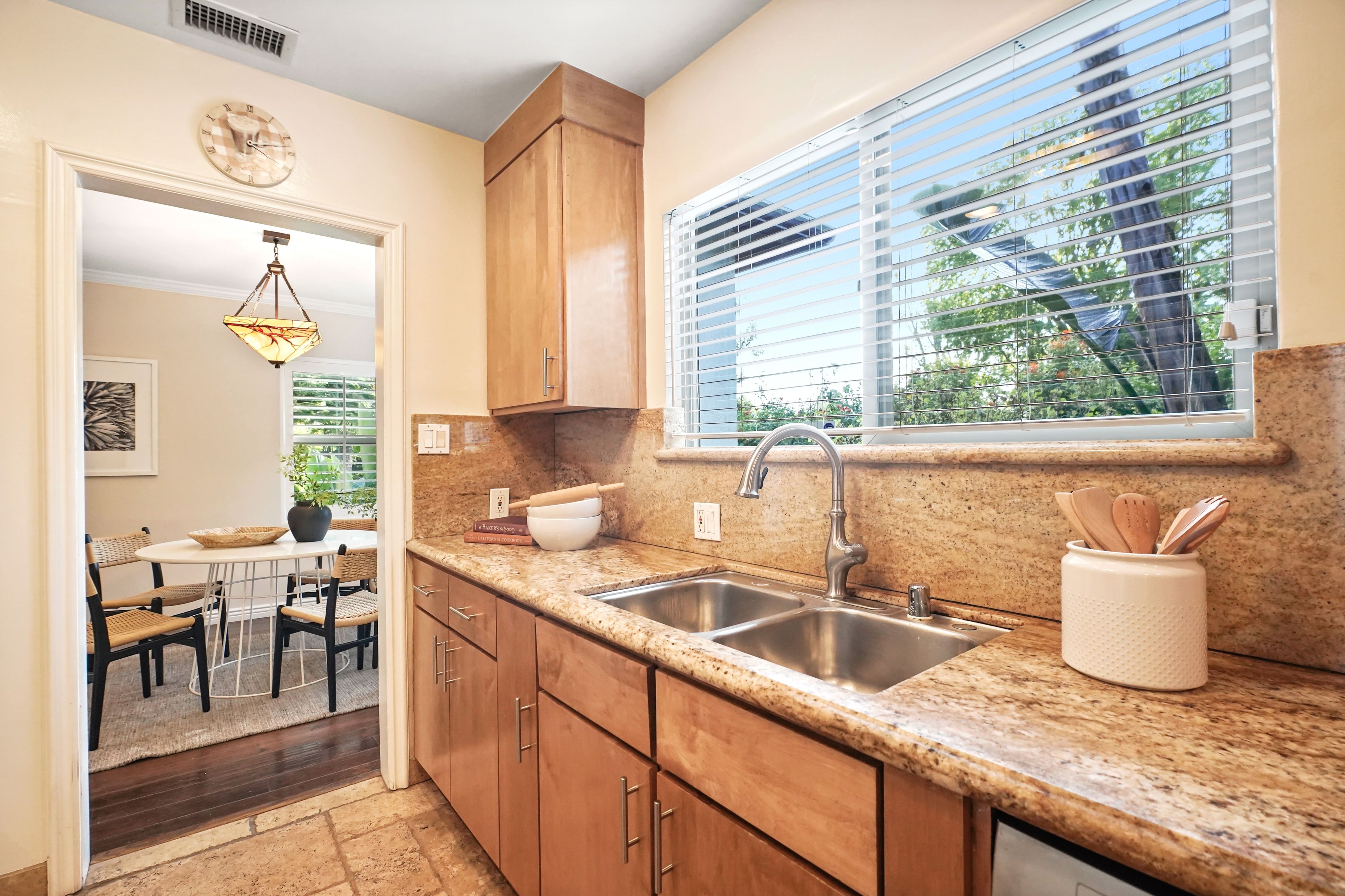  11593 Kling Street - 物件實景