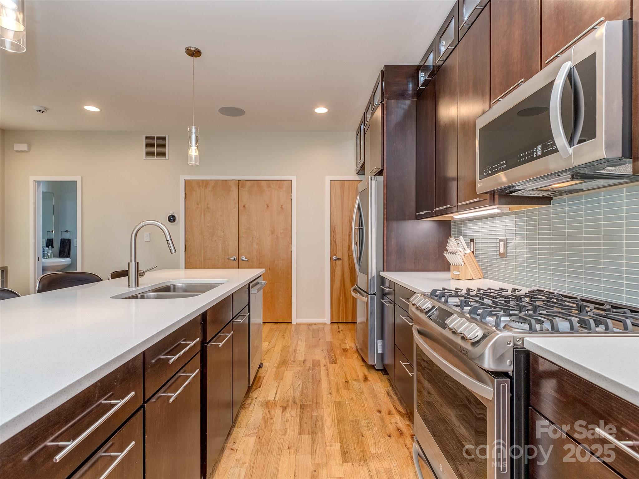 Charlotte, North Carolina, 28202, United States, 2 Bedrooms Bedrooms, ,3 BathroomsBathrooms,Residential,For Sale,1913146