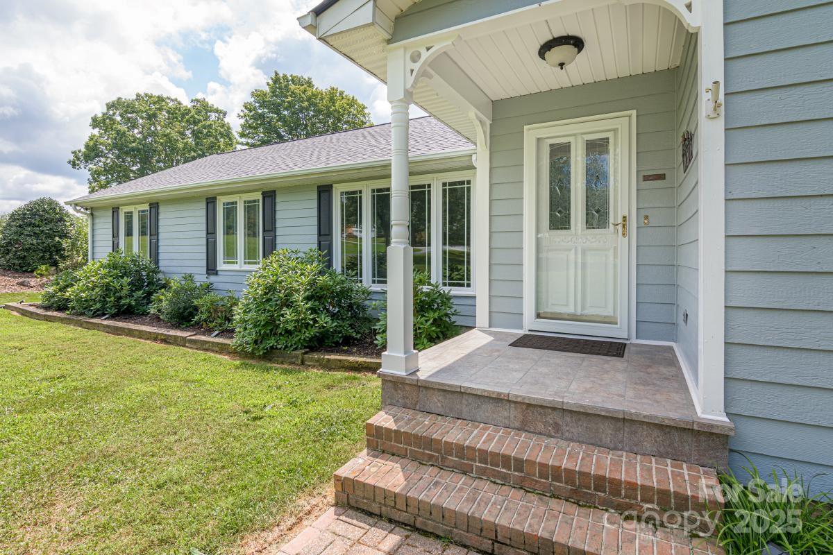 Hendersonville, North Carolina, 28792, United States, 3 Bedrooms Bedrooms, ,3 BathroomsBathrooms,Residential,For Sale,1942631