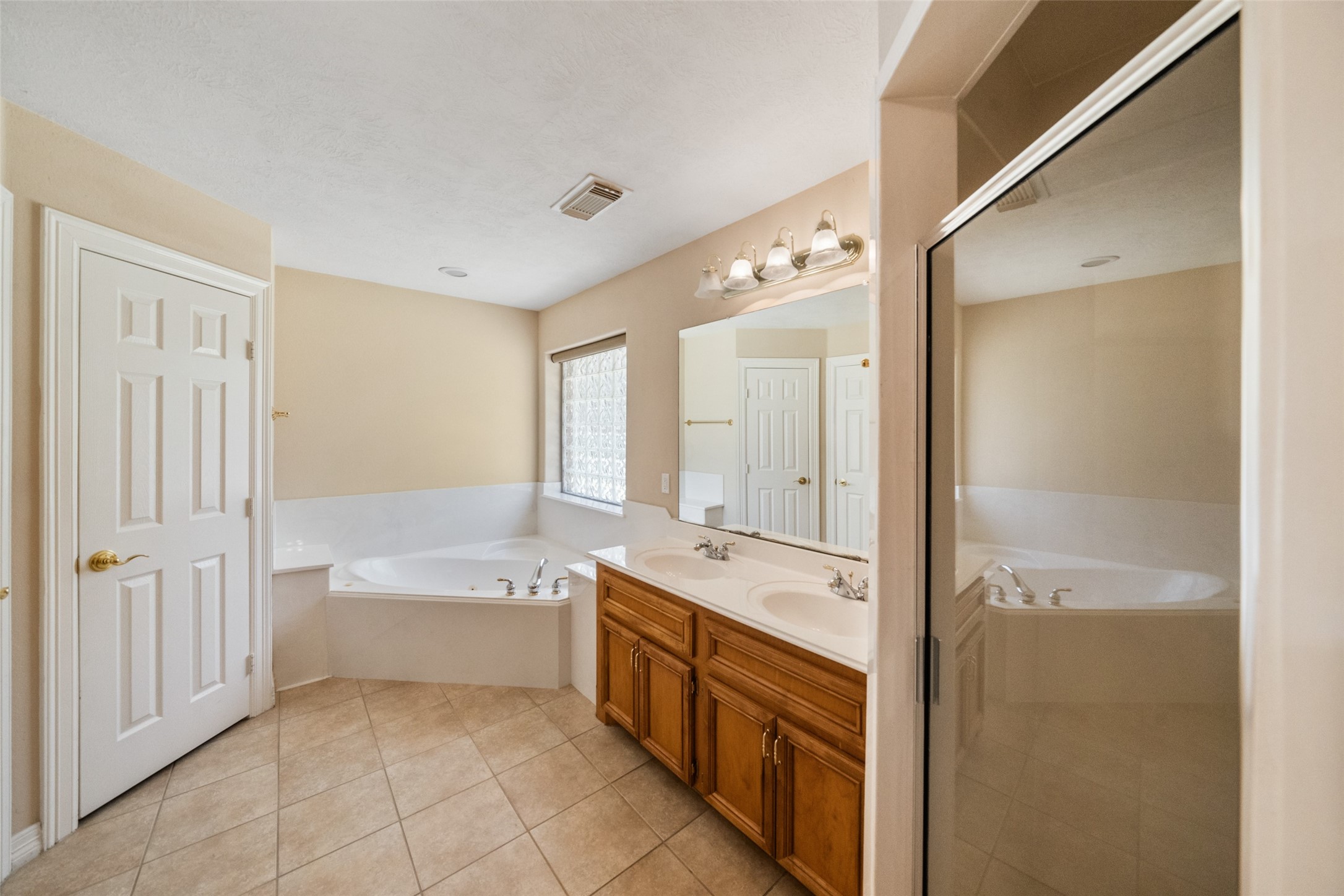  901 Longmire Road #28 - 物件實景