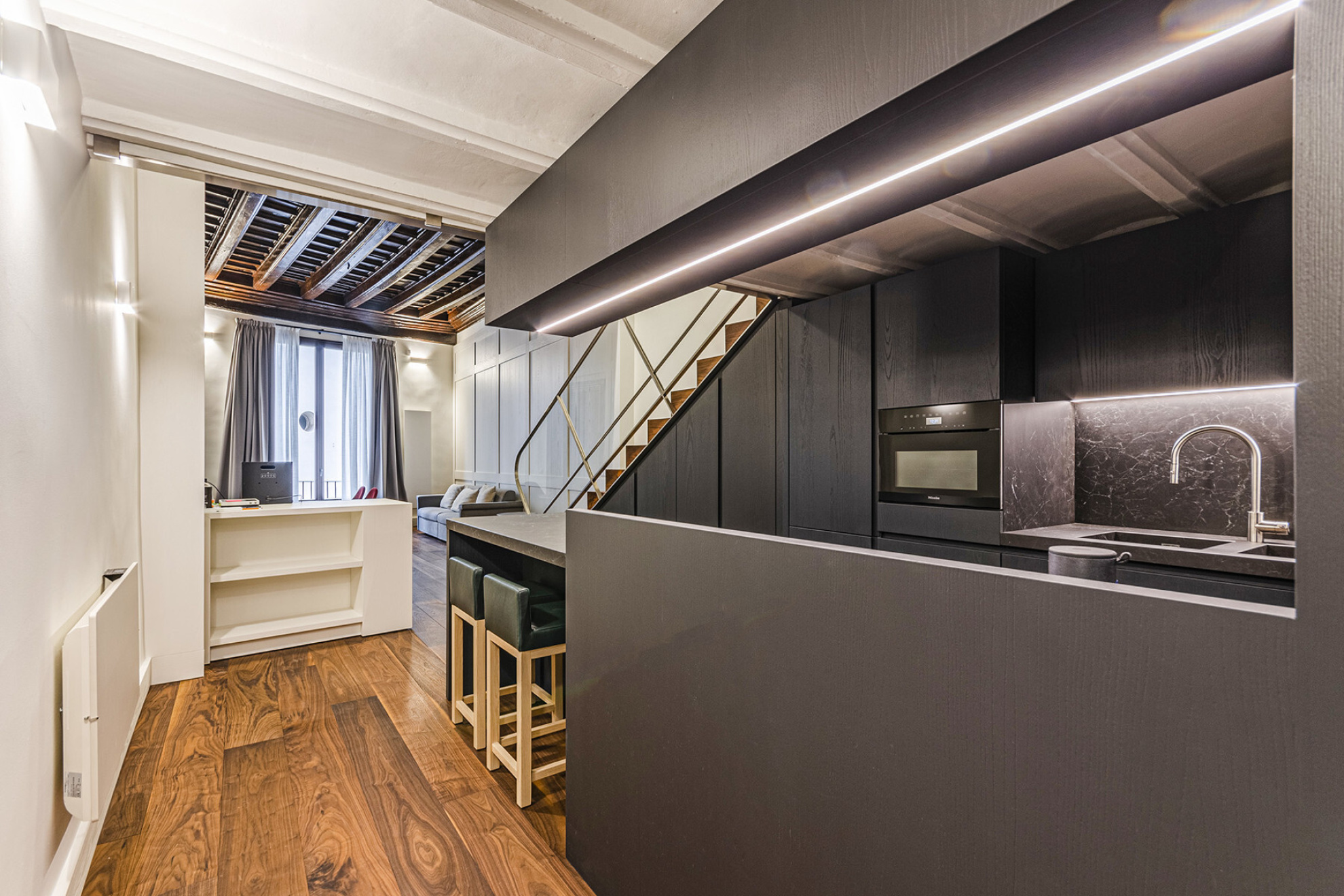 Authentic and medieval apartment with high ceilings in central El Born - 物件實景