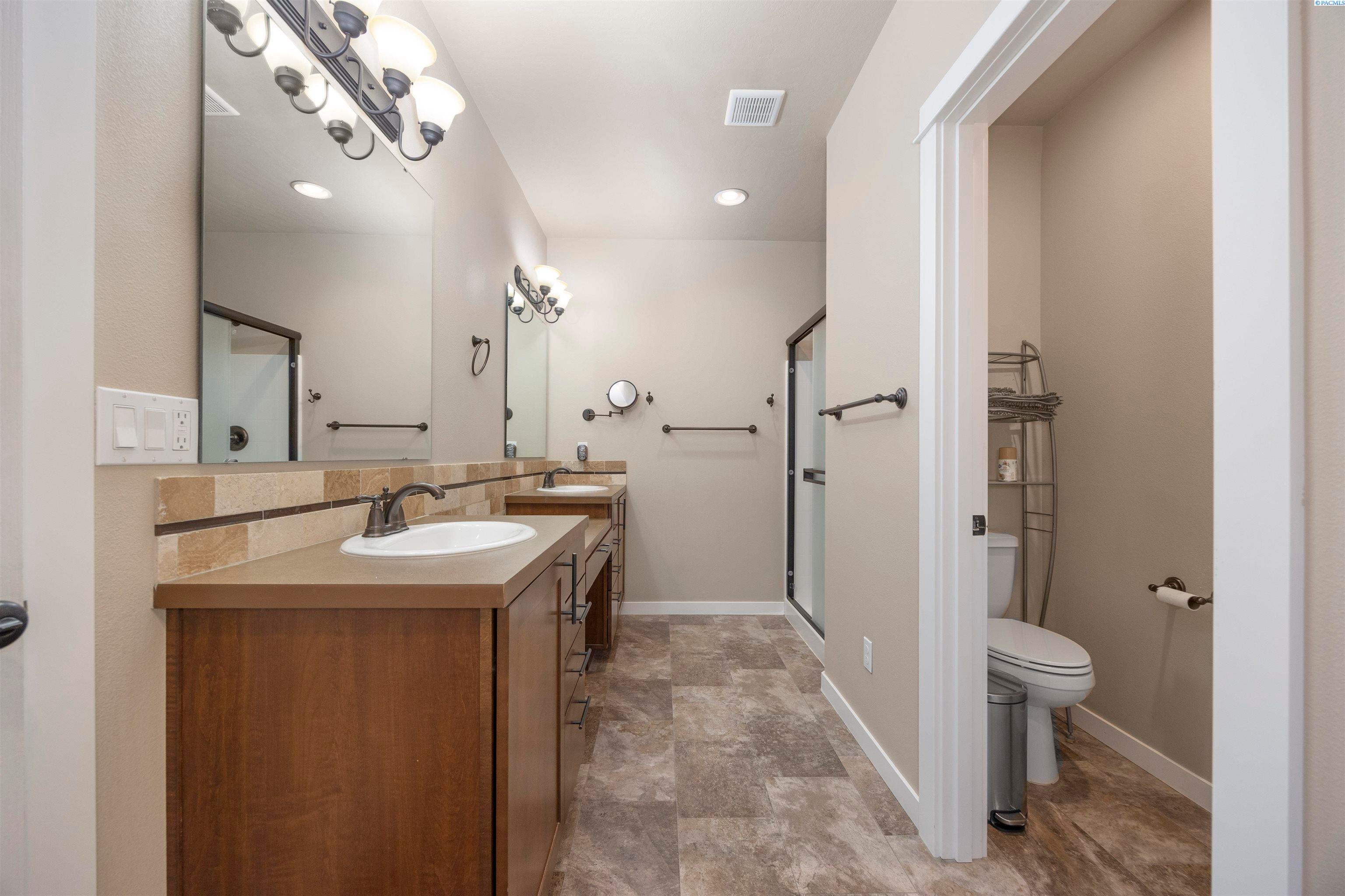 Richland, Washington, 99354, United States, 4 Bedrooms Bedrooms, ,2 BathroomsBathrooms,Residential,For Sale,1981537