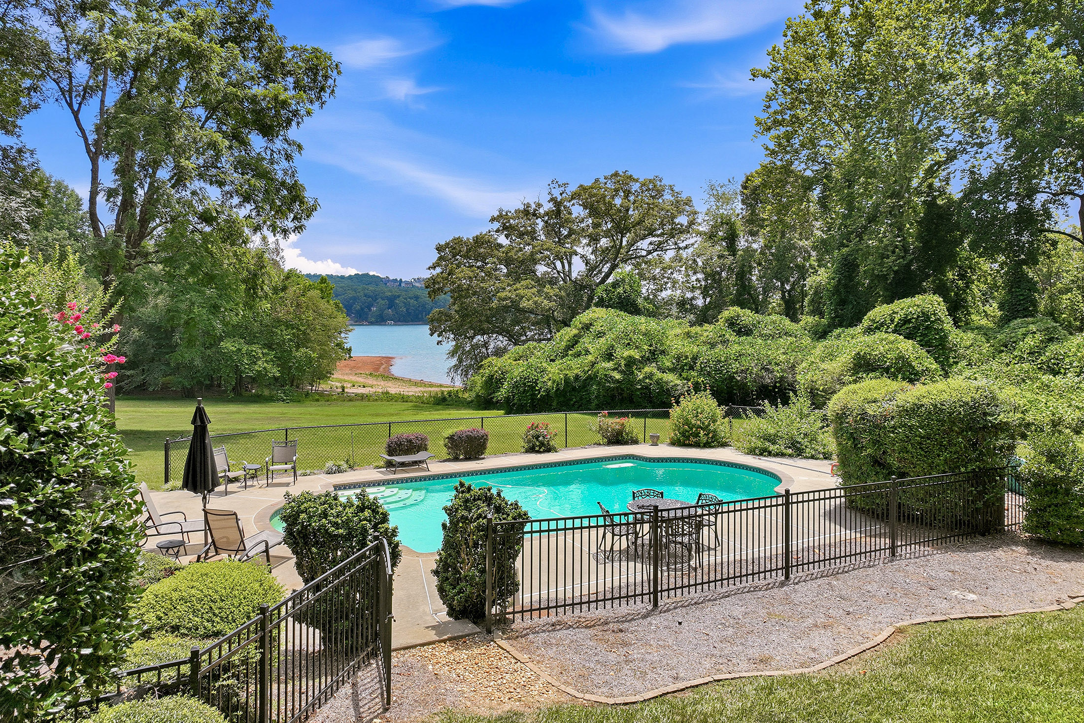  Lakefront Estate with Private Dock, Guest Home and Pool - 物件實景
