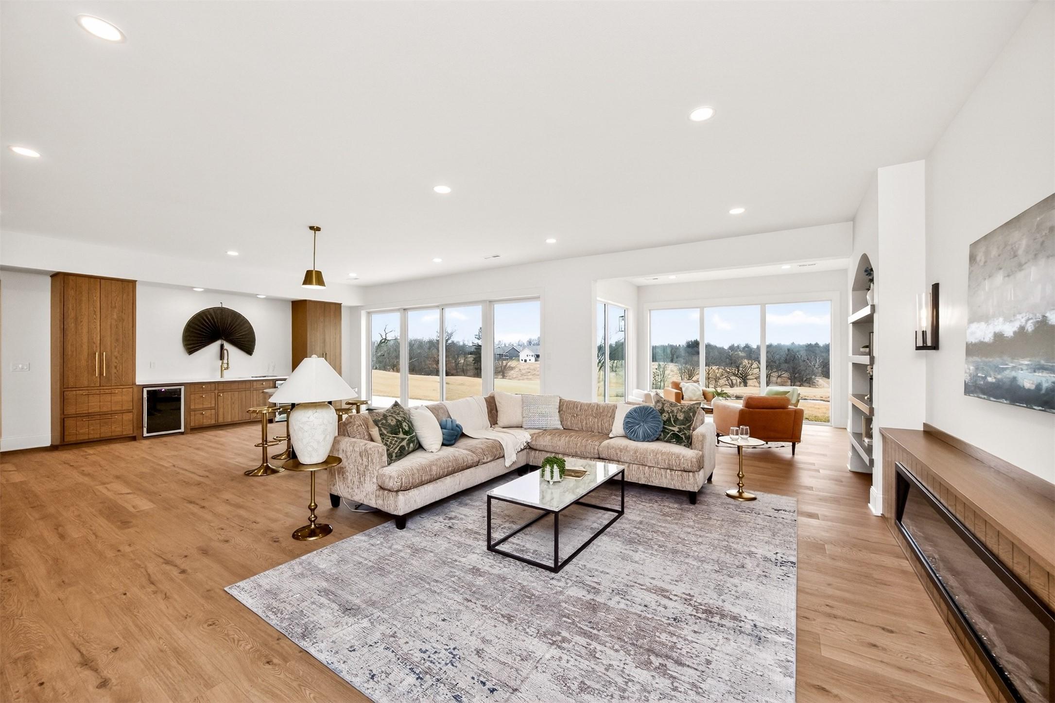 Pella, Iowa, 50219, United States, 5 Bedrooms Bedrooms, ,5 BathroomsBathrooms,Residential,For Sale,2019624