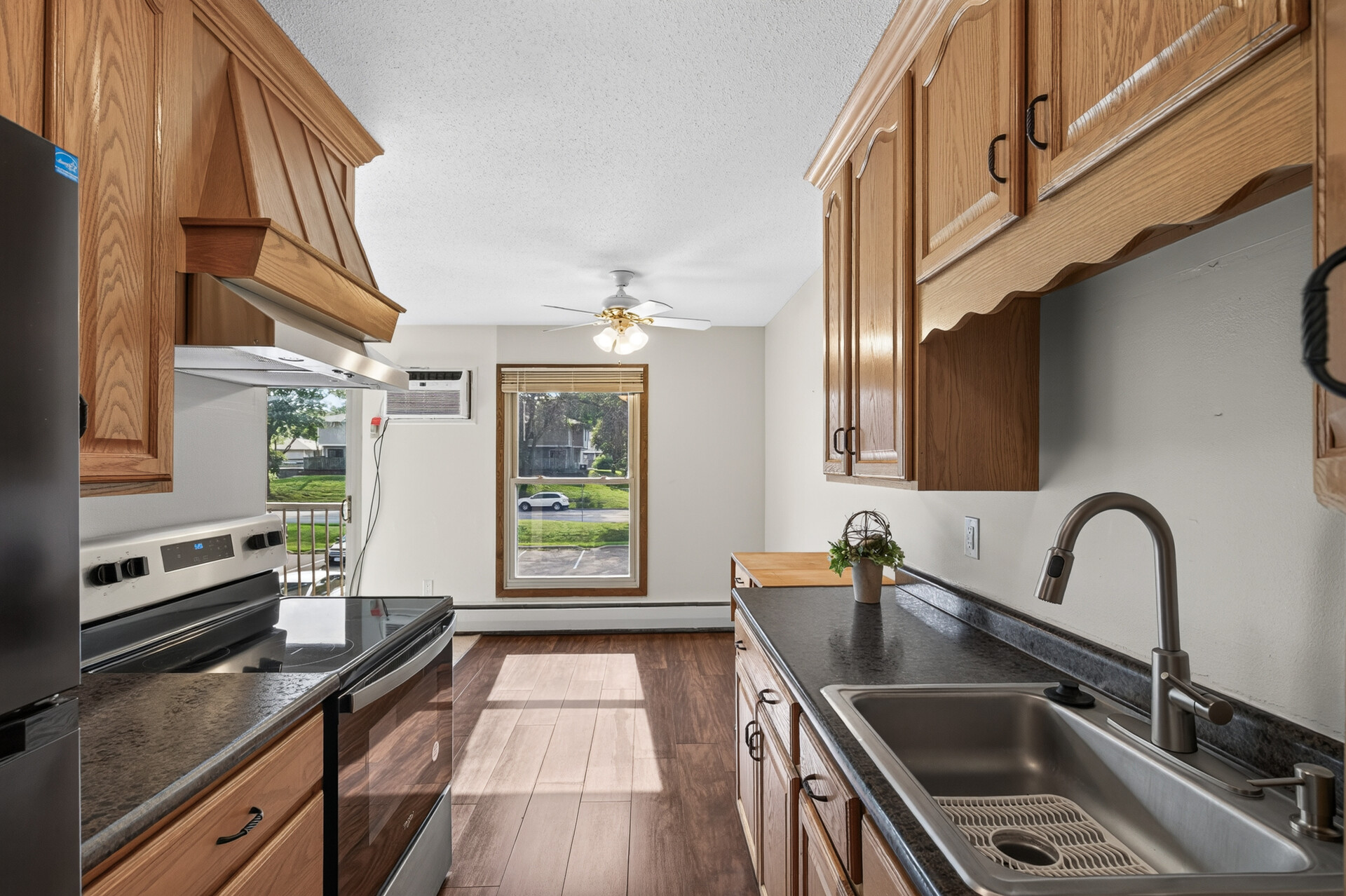  Bright Updated Condo Near Downtown Hopkins - 物件實景