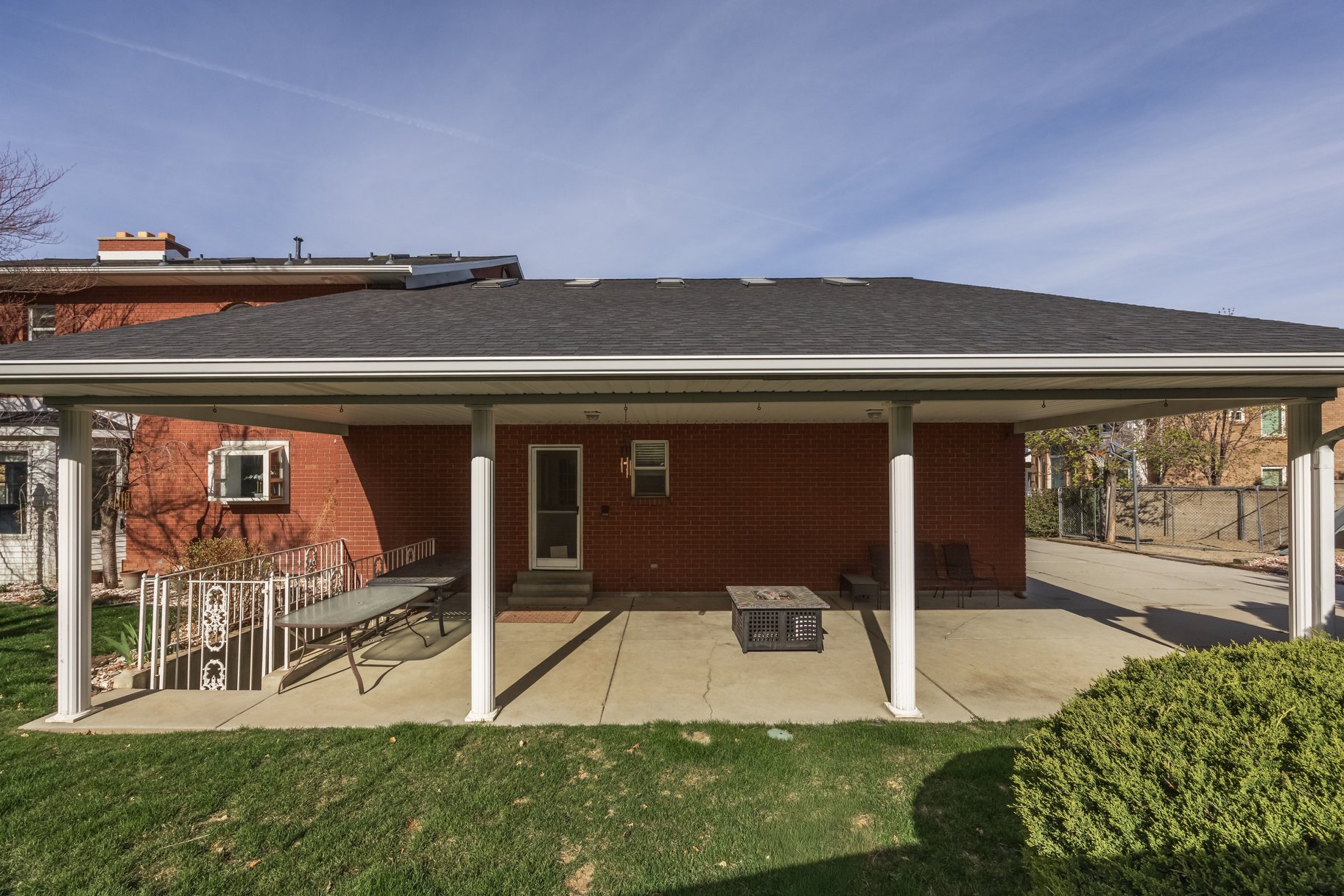  Updated Sandy Home With One of a Kind Location With Unobstructed Mountain Views - 物件實景