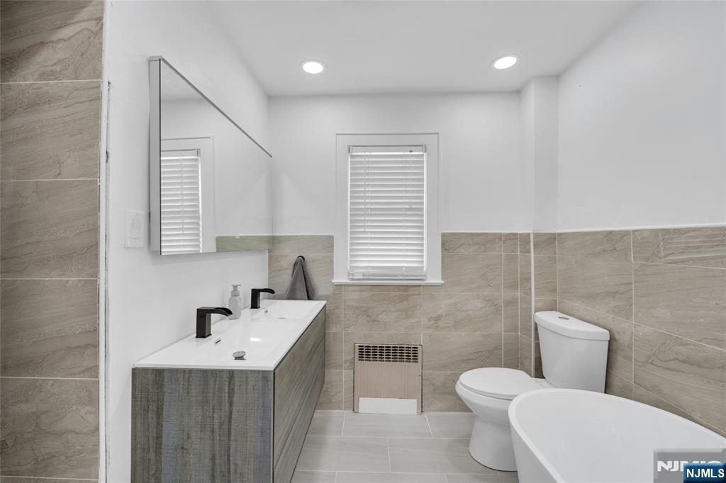 New Milford, New Jersey, 07646, United States, 2 Bedrooms Bedrooms, ,2 BathroomsBathrooms,Residential,For Sale,1948003