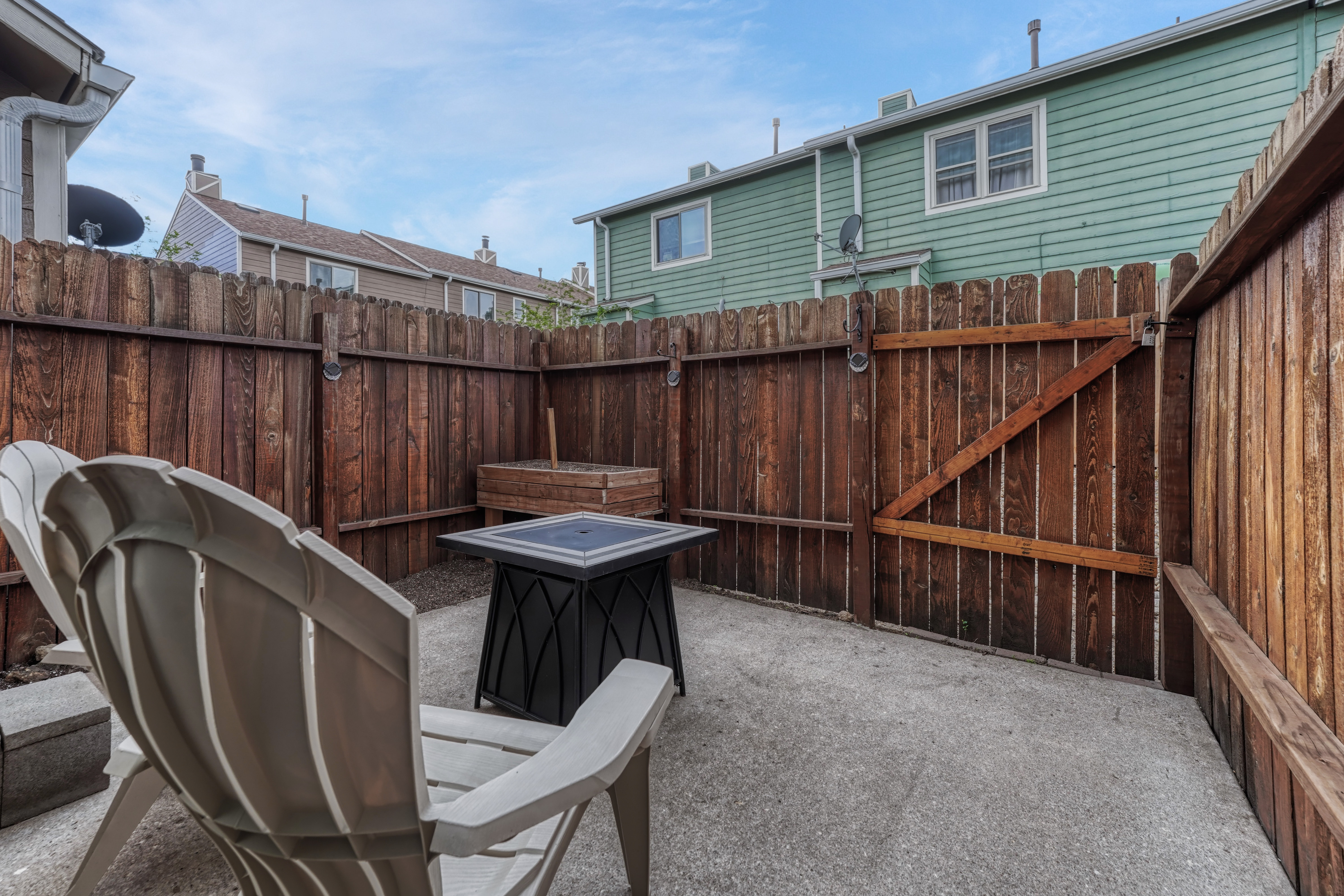  Sunlit Townhouse with Mountain Views & Private Patio - 物件實景