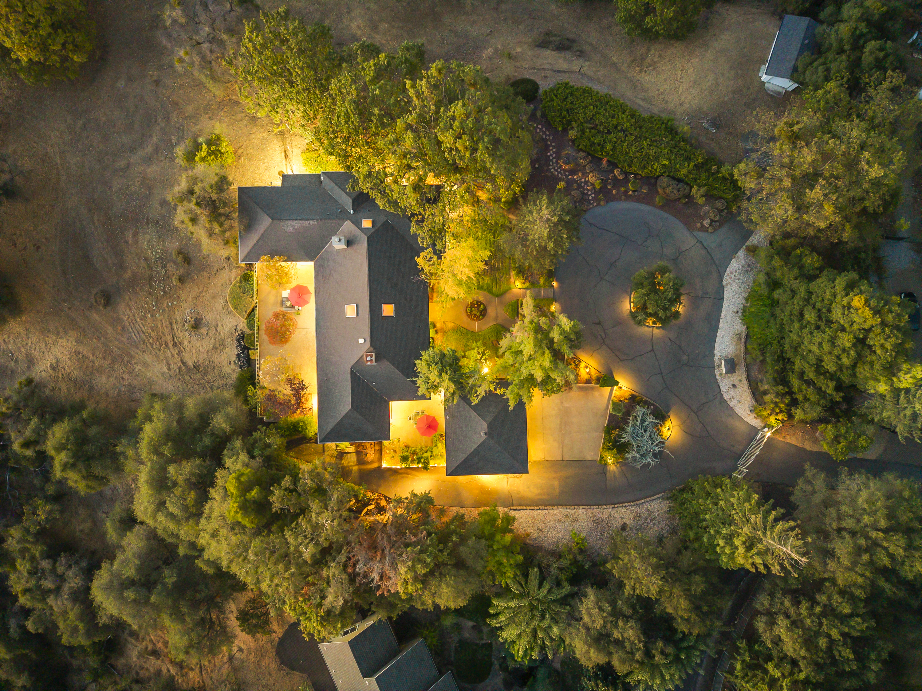  Sweeping Views. Gated Privacy. Minutes from Town - 物件實景