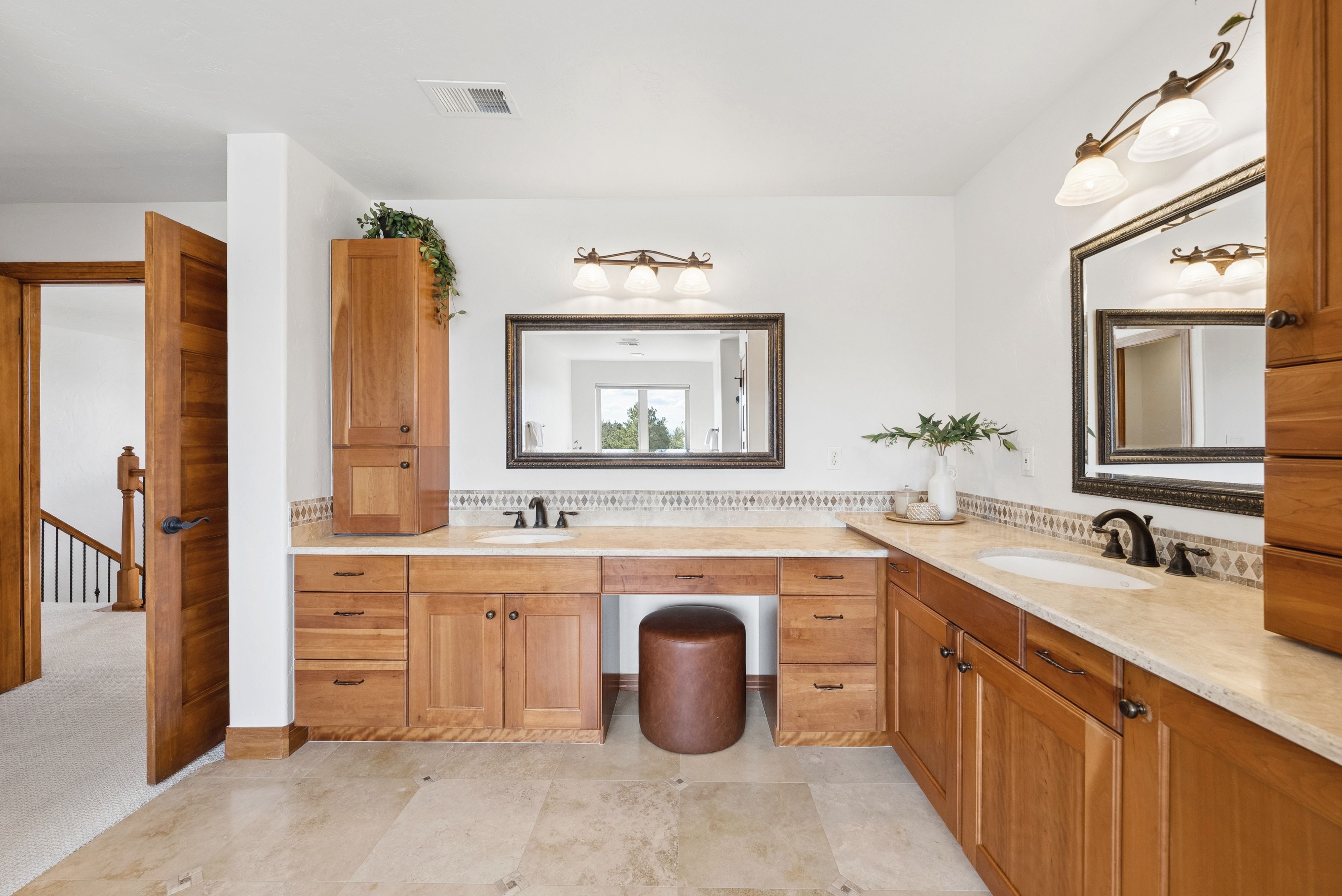  Set high on a hill in The Timbers and backing to open space - 物件實景