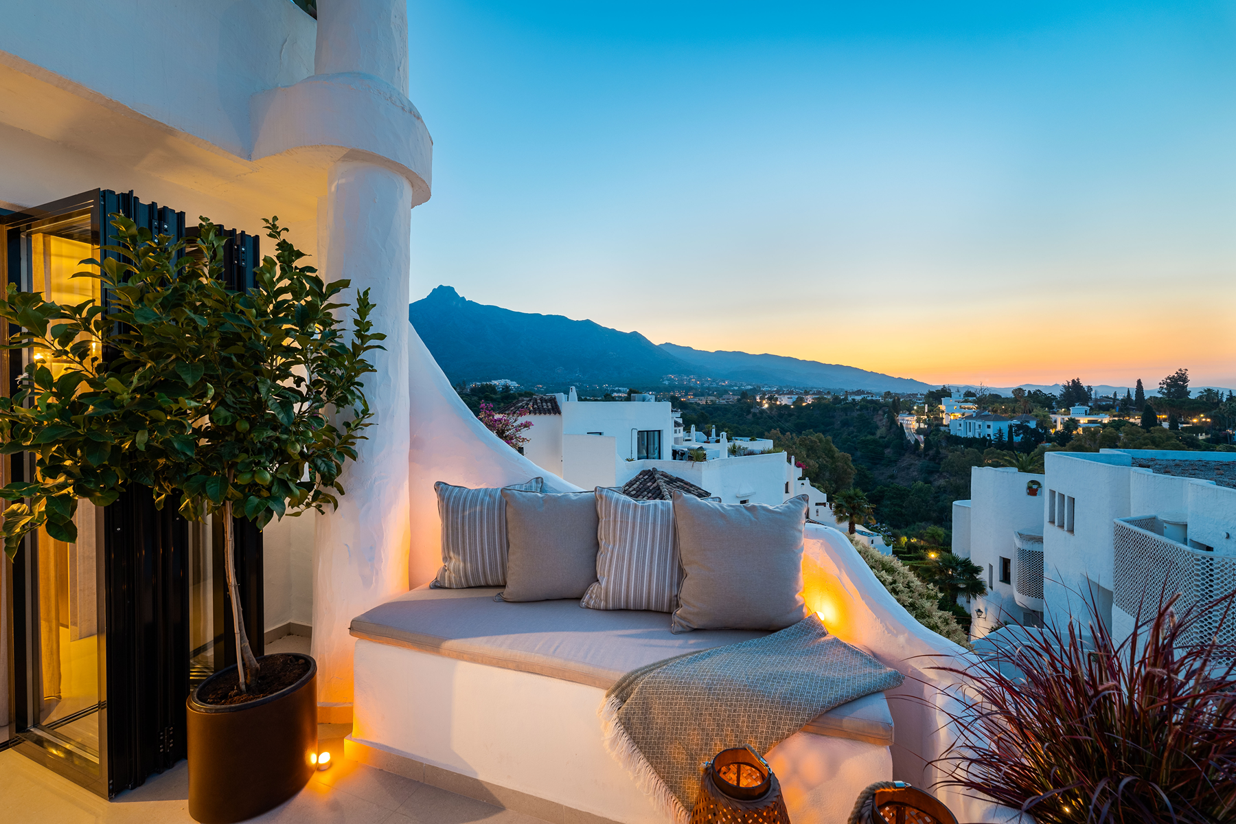  Renovated apartment with panoramic sea views on Marbella