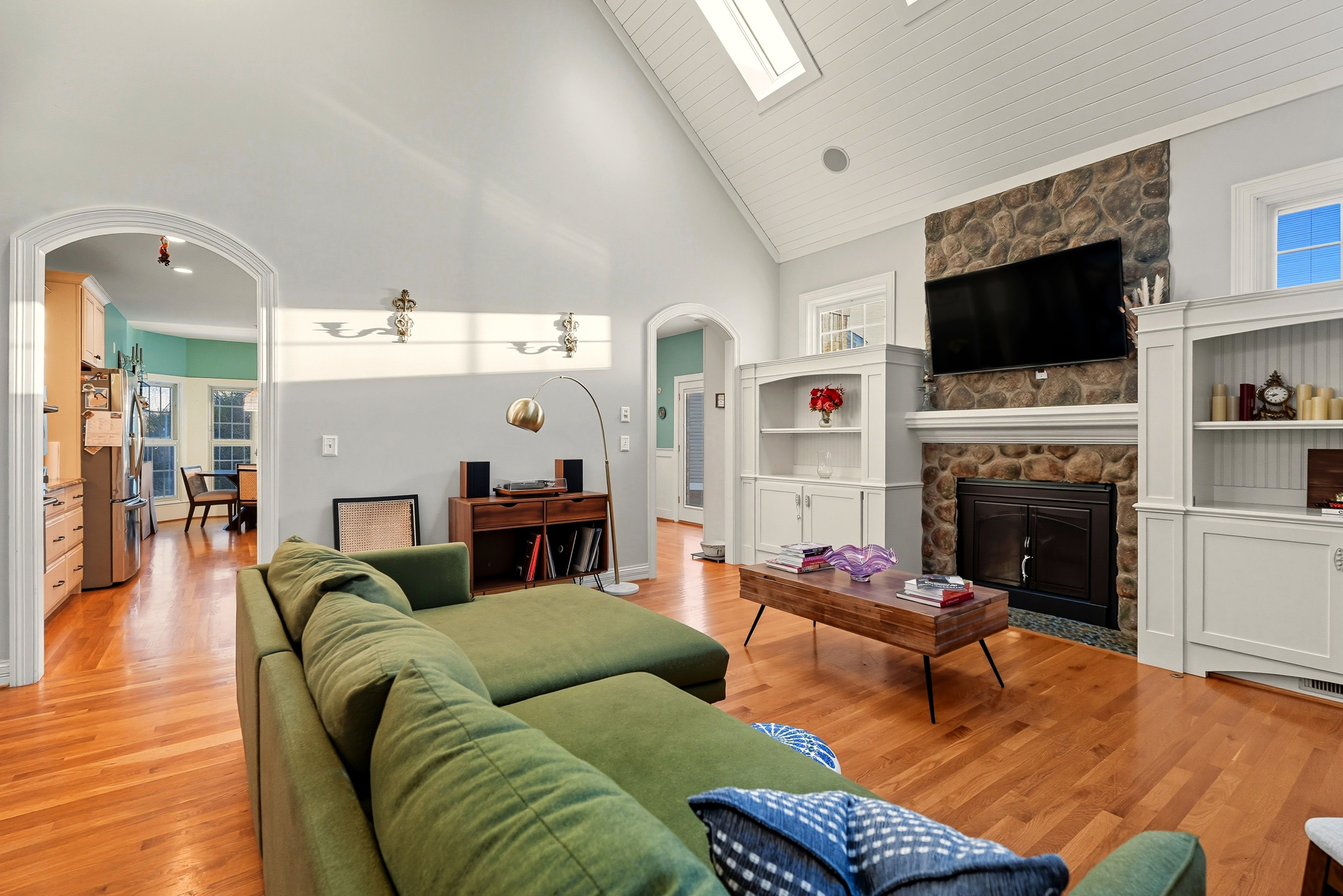 Louisville, Kentucky, 40220, United States, 3 Bedrooms Bedrooms, ,4 BathroomsBathrooms,Residential,For Sale,1979535