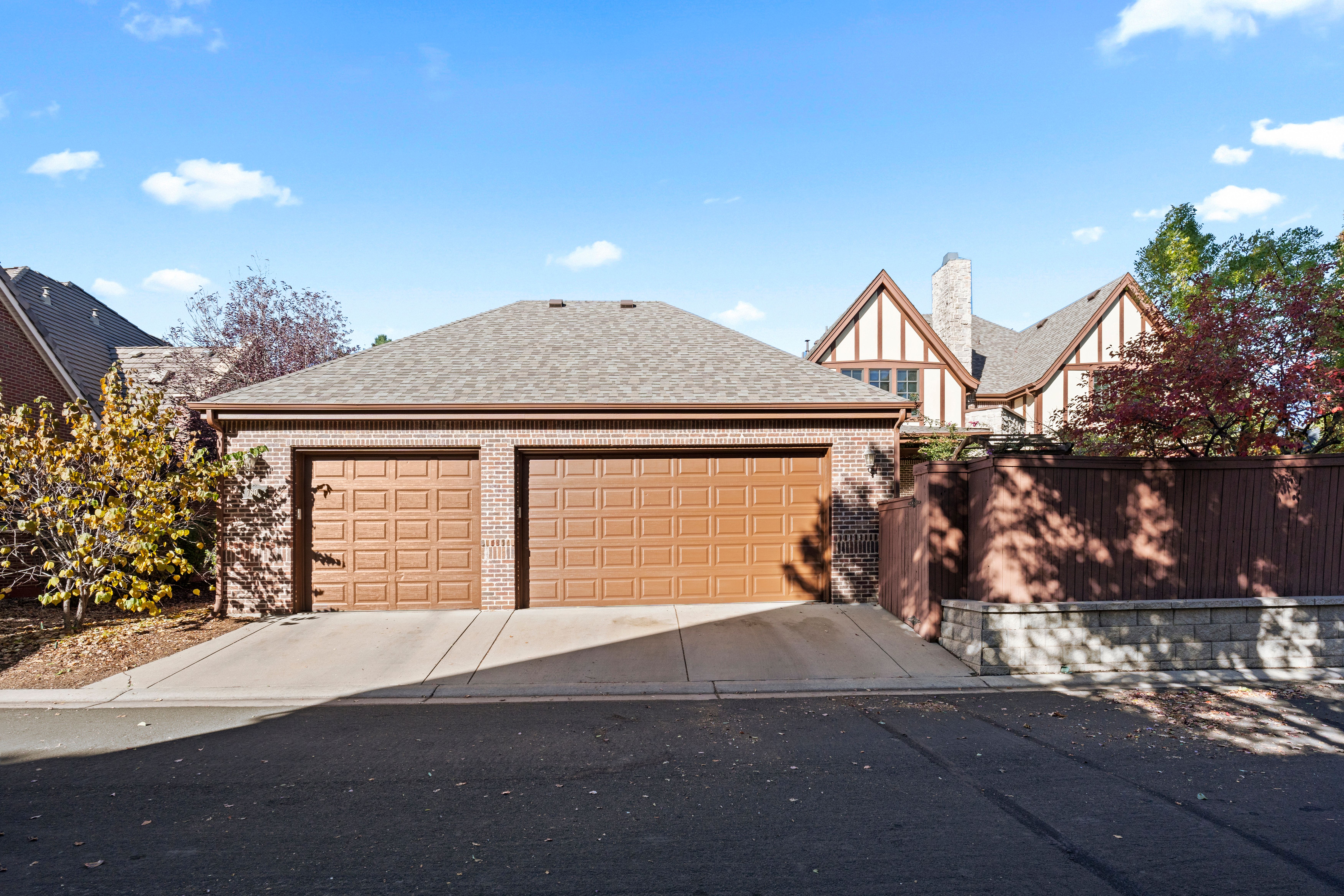  LUXURY LIVING IN LOWRY TIMELESS ENGLISH TUDOR EXPANSIVE LOT ON 6TH AVENUE PKWY - 物件實景