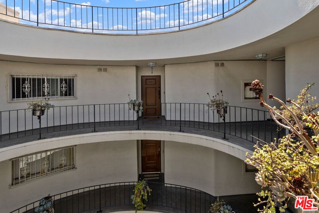 Los Angeles, California, 90068, United States, 2 Bedrooms Bedrooms, ,2 BathroomsBathrooms,Residential,For Sale,1939987
