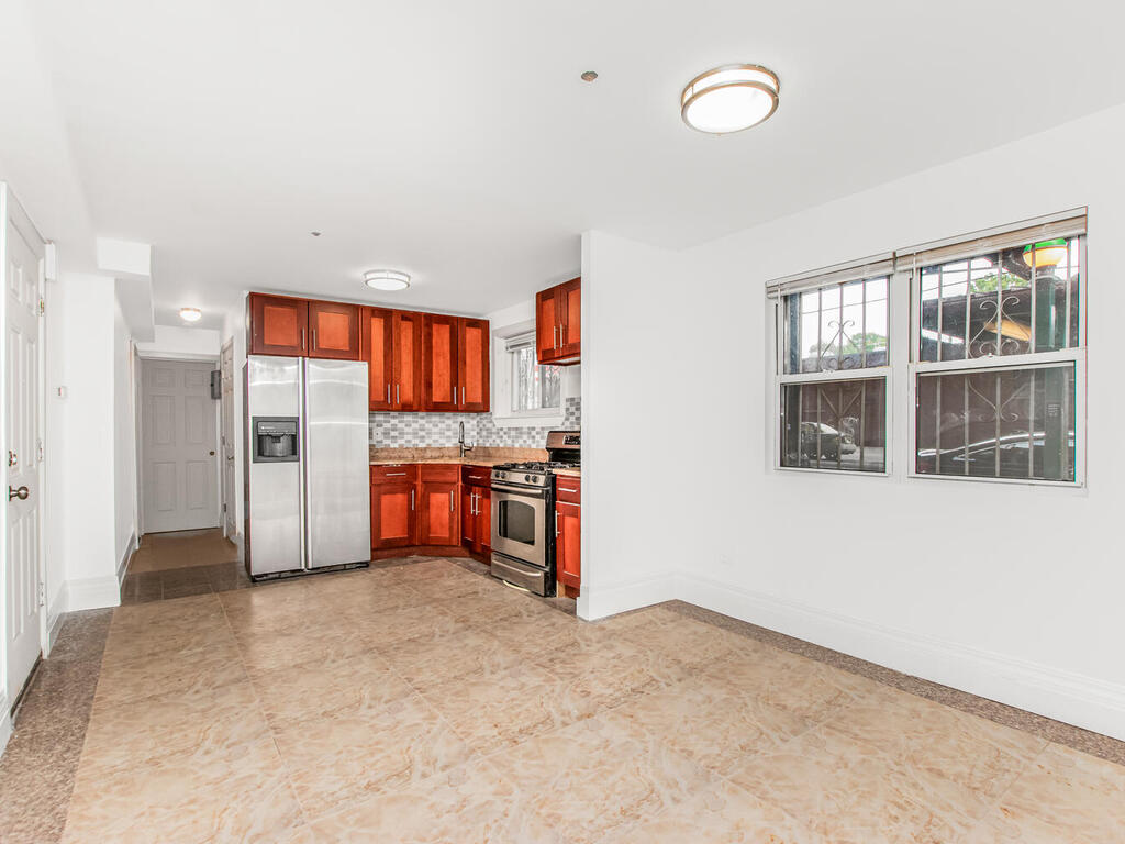 Bronx, New York, 10462, United States, 8 Bedrooms Bedrooms, ,3 BathroomsBathrooms,Residential,For Sale,1981445