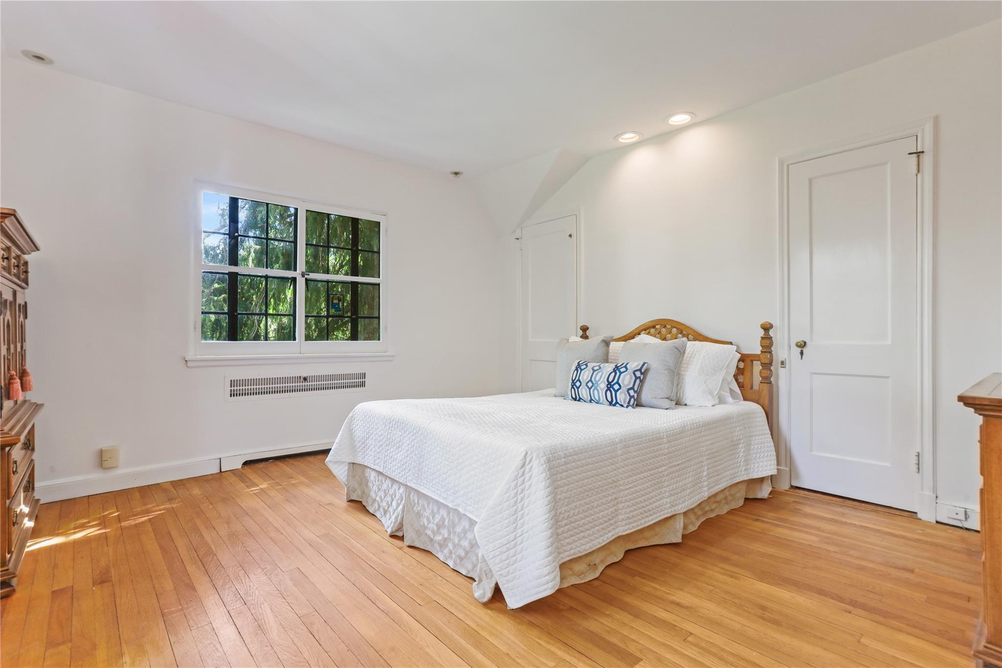 Pleasantville, New York, 10570, United States, 4 Bedrooms Bedrooms, ,4 BathroomsBathrooms,Residential,For Sale,1896096