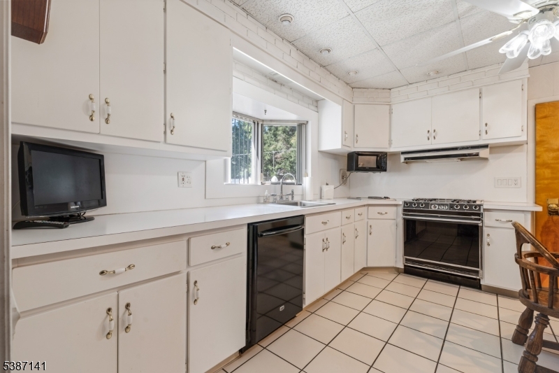 Garwood Boro, New Jersey, 07027, United States, 5 Bedrooms Bedrooms, ,2 BathroomsBathrooms,Residential,For Sale,1987528