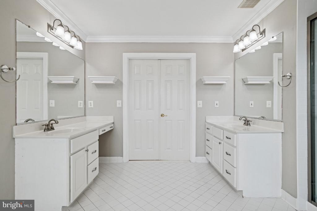 Leesburg, Virginia, 20176, United States, 4 Bedrooms Bedrooms, ,5 BathroomsBathrooms,Residential,For Sale,1900813