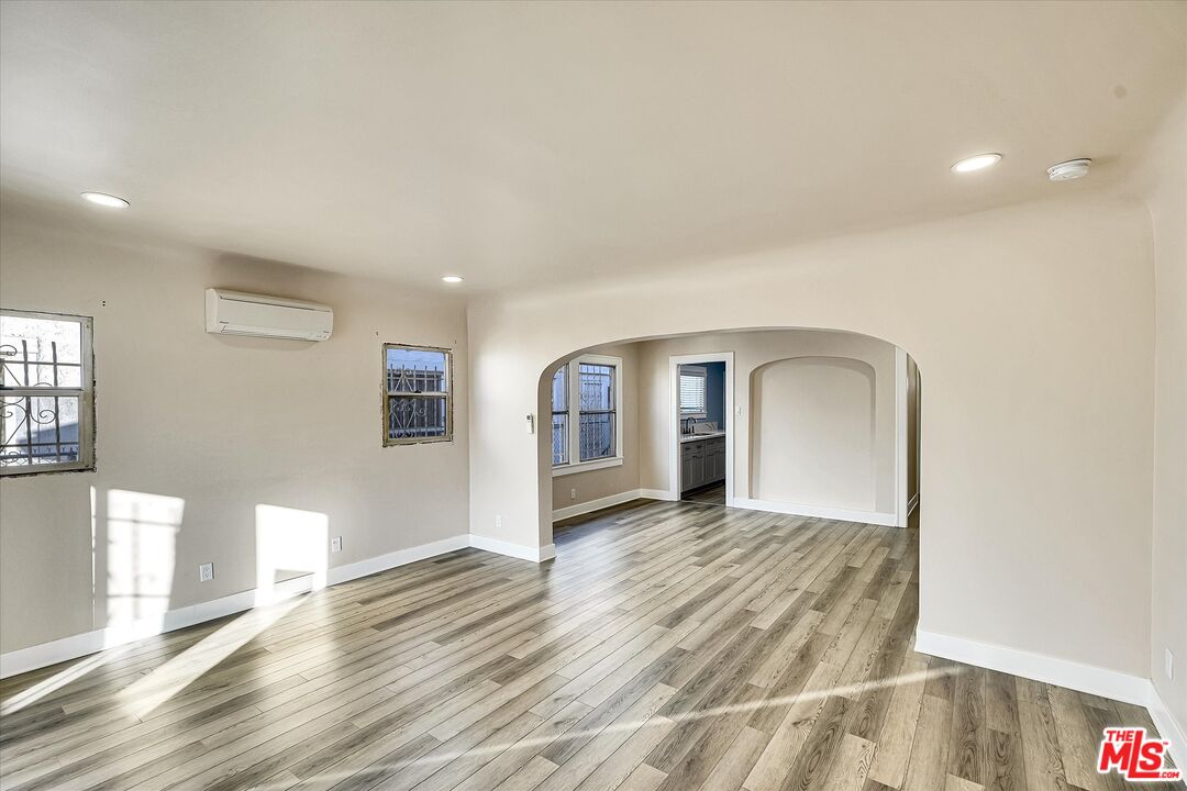 Los Angeles, California, 90043, United States, 2 Bedrooms Bedrooms, ,Residential,For Sale,1766185