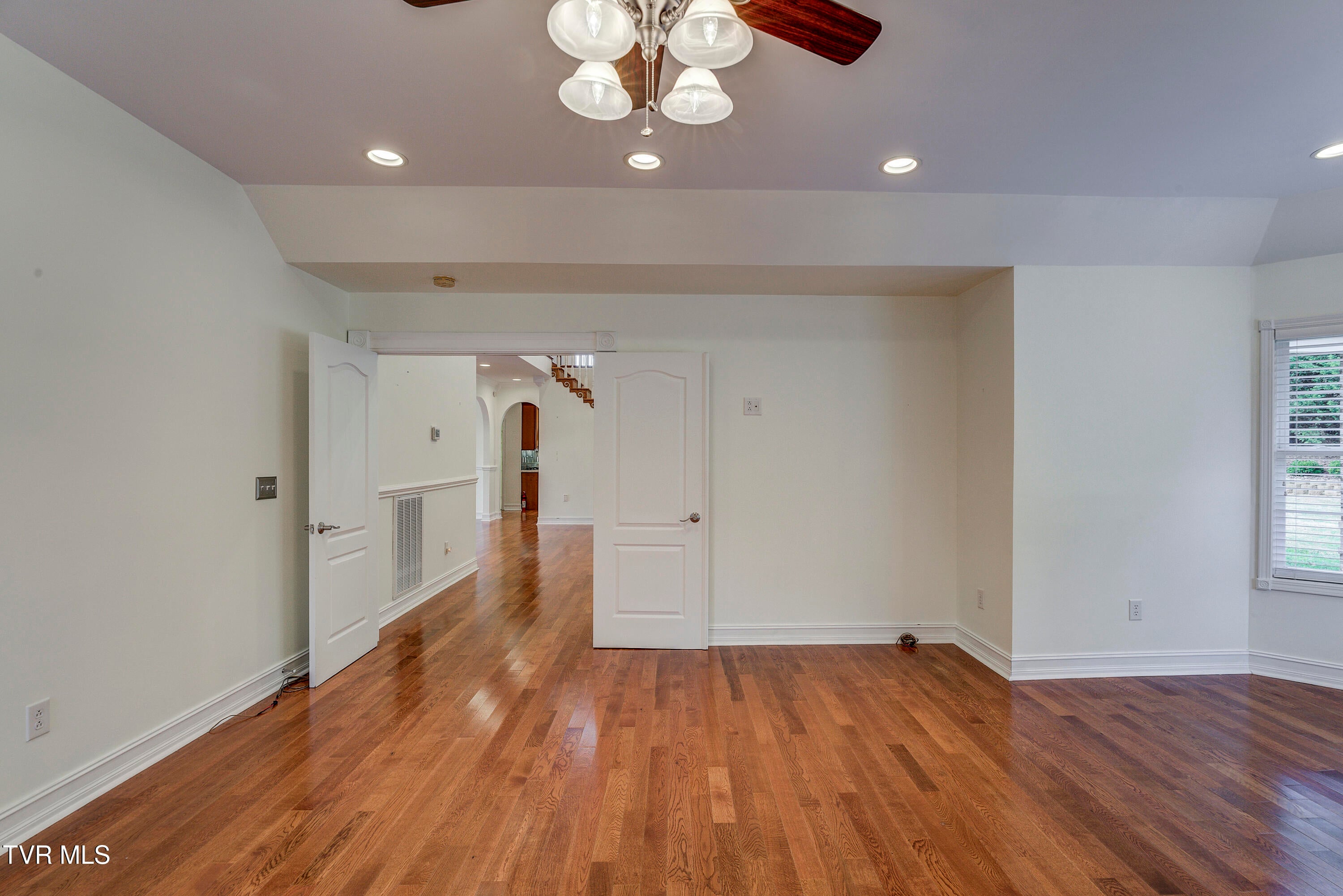 Bristol, Tennessee, 37620, United States, 4 Bedrooms Bedrooms, ,4 BathroomsBathrooms,Residential,For Sale,2001712