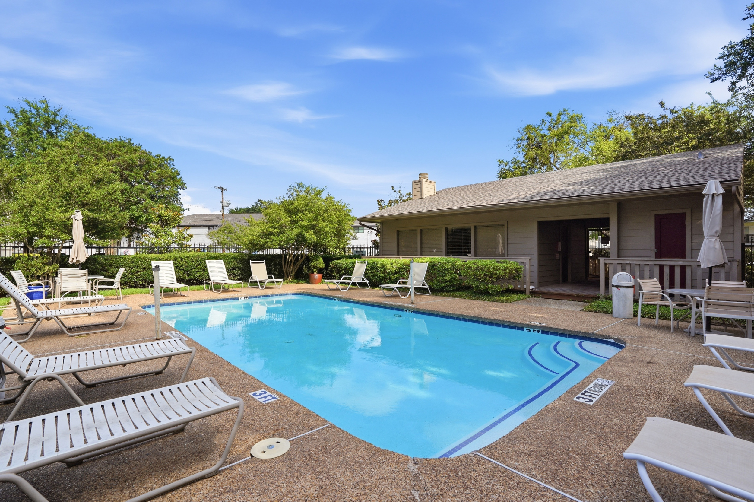  Rare Corner Unit Overlooking the Greenbelt in Sought-After Bordeaux Village - 物件實景