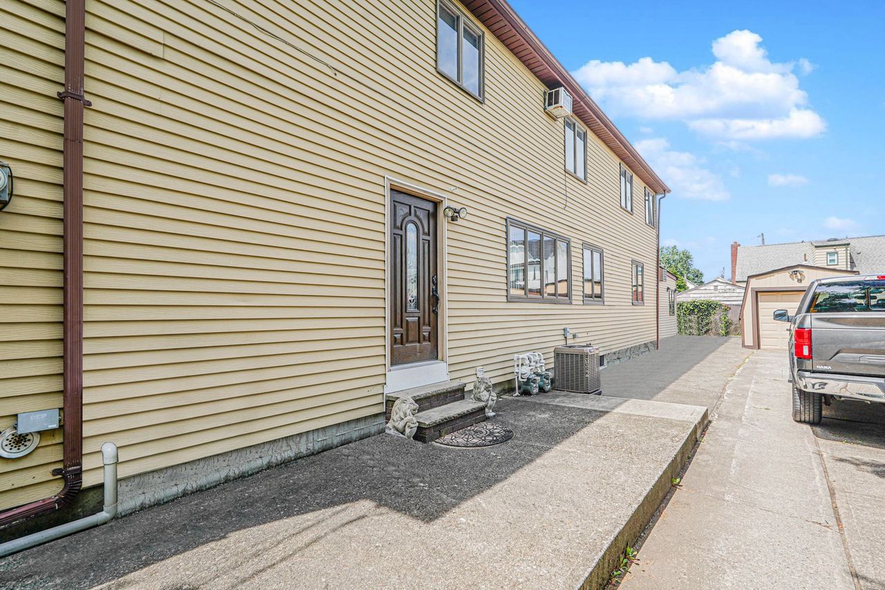 Staten Island, New York, 10314, United States, 4 Bedrooms Bedrooms, ,2 BathroomsBathrooms,Residential,For Sale,1895185
