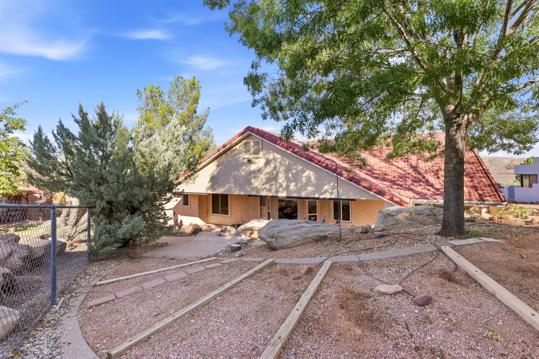  Peaceful Cul-De-Sac Living: Single-Level Home Against Red Rock Views - 物件實景