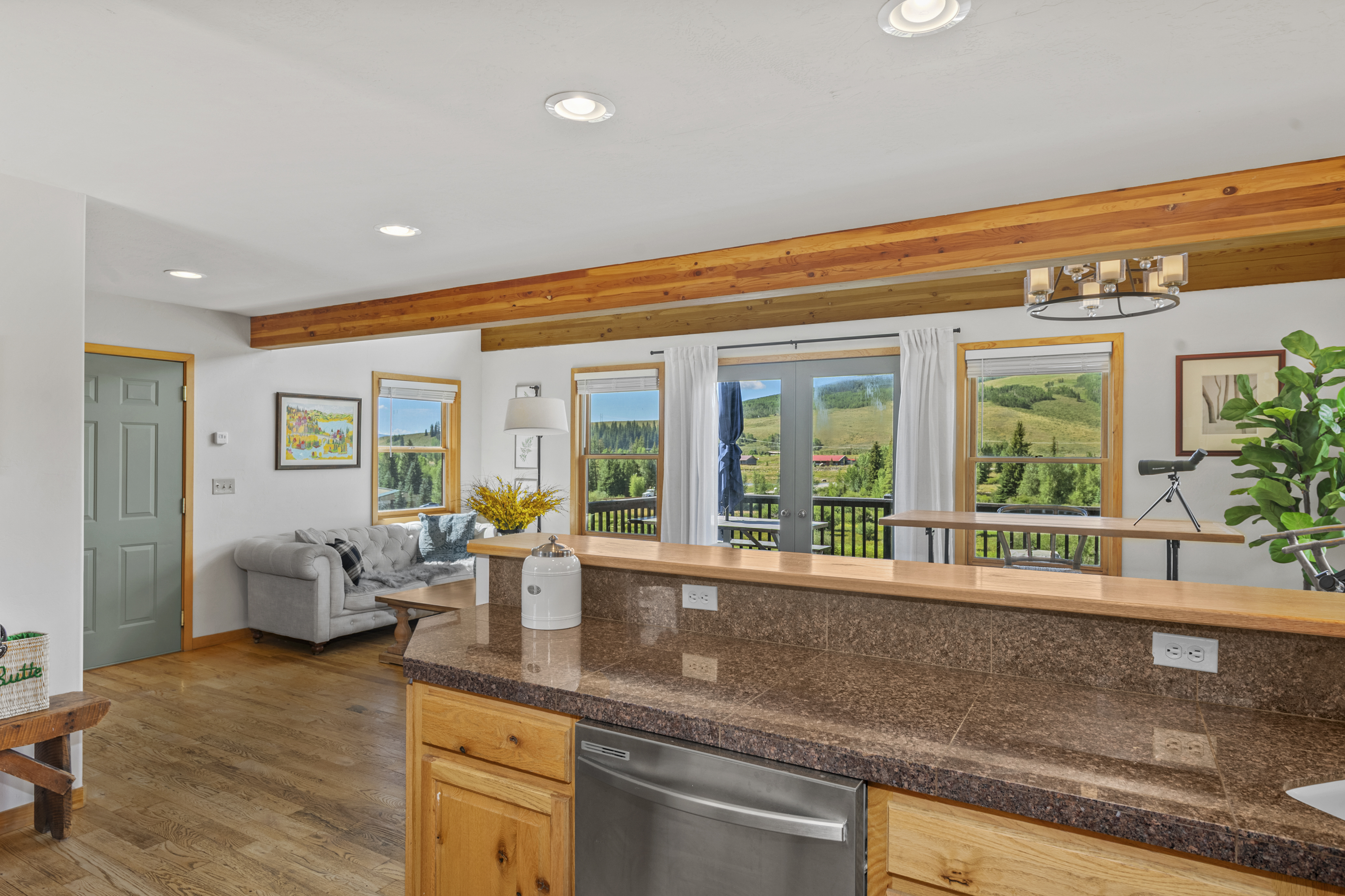  Front  Row Views Of The East River And Ponds Just Beyond The Back Door - 物件實景