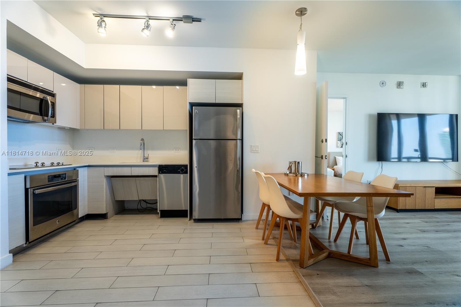 Hallandale Beach, Florida, 33009, United States, 2 Bedrooms Bedrooms, ,2 BathroomsBathrooms,Residential,For Sale,1840698
