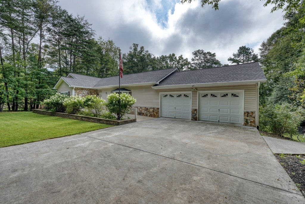 Murphy, North Carolina, 28906, United States, 3 Bedrooms Bedrooms, ,3 BathroomsBathrooms,Residential,For Sale,1902366