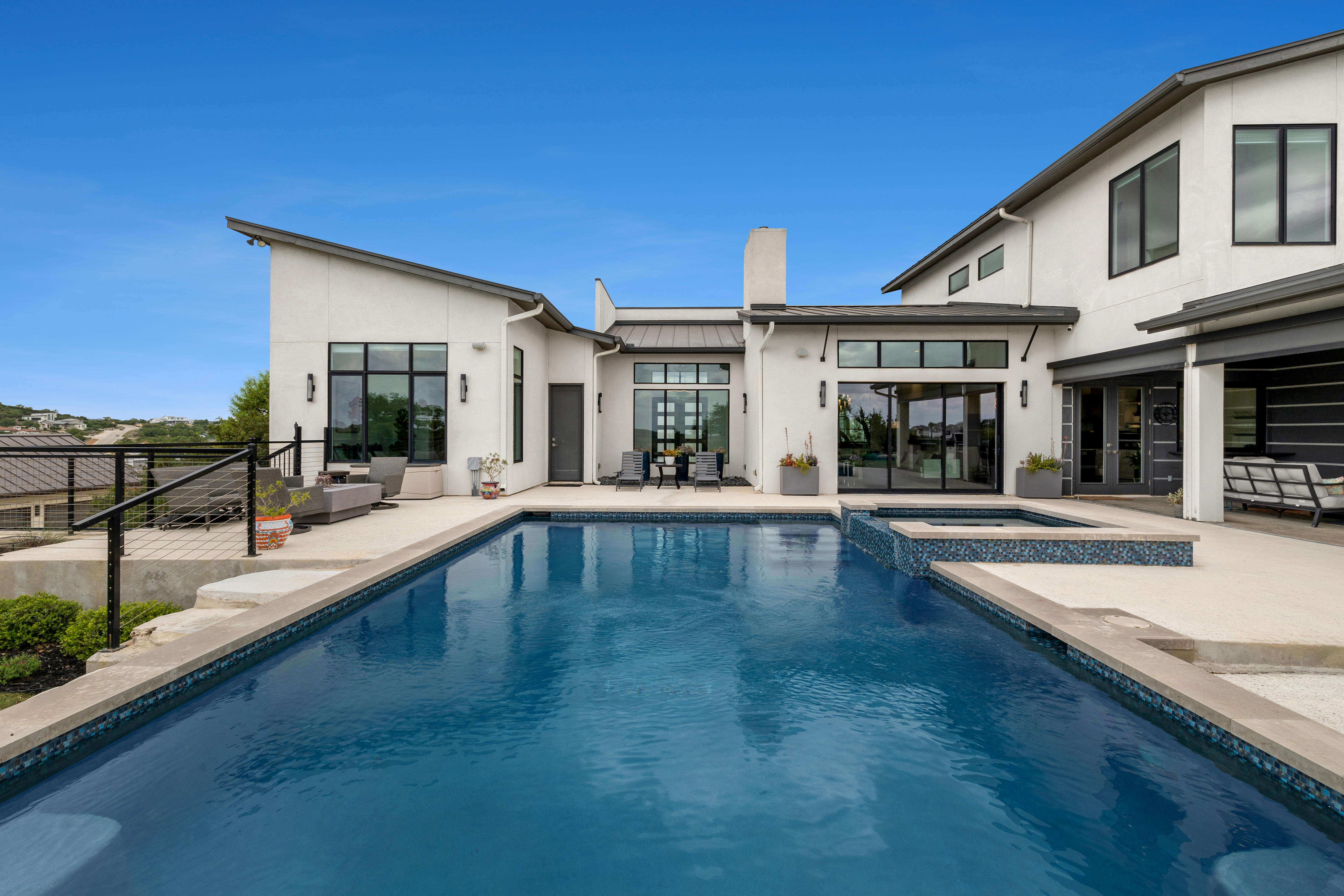  Custom Contemporary with Designer Finishes - 物件實景