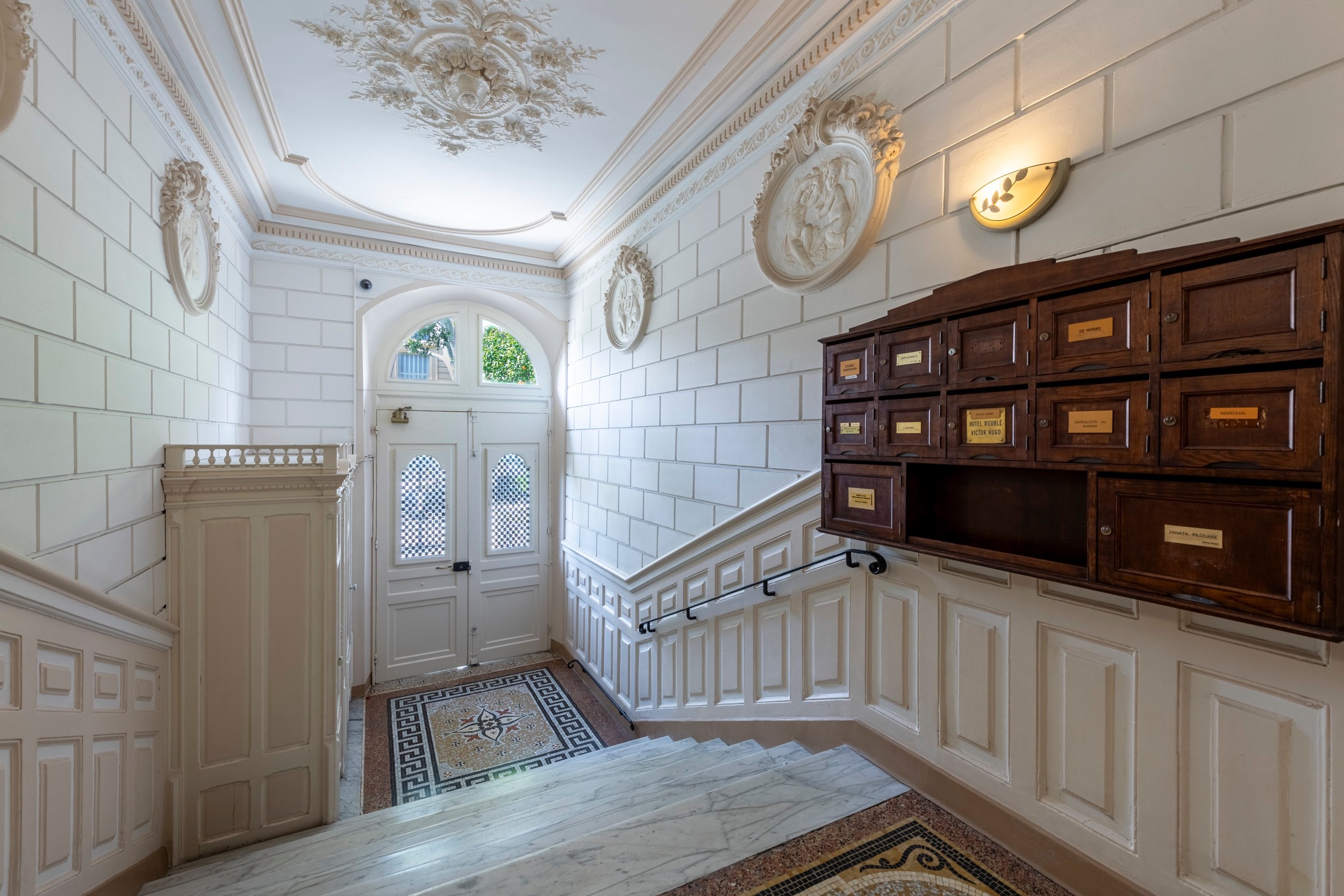 Nice Victor Hugo renovated 2 bedroom apartment 112 sqm with bow windows and par… - 物件實景