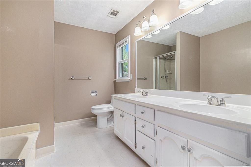 Roswell, Georgia, 30075, United States, 6 Bedrooms Bedrooms, ,4 BathroomsBathrooms,Residential,For Sale,1910371