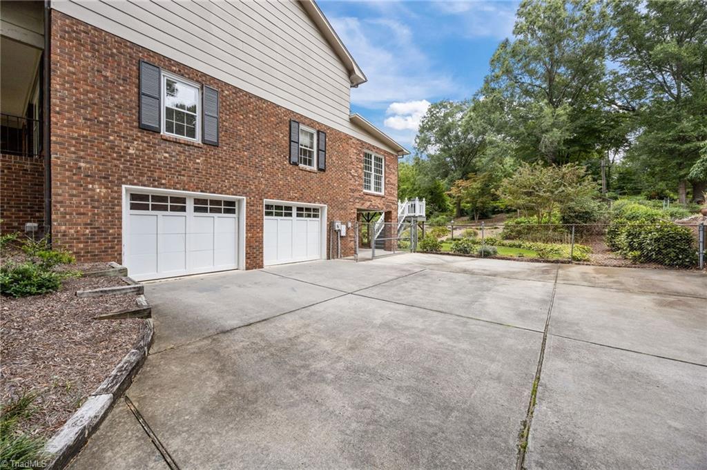 High Point, North Carolina, 27262, United States, 5 Bedrooms Bedrooms, ,4 BathroomsBathrooms,Residential,For Sale,1925566