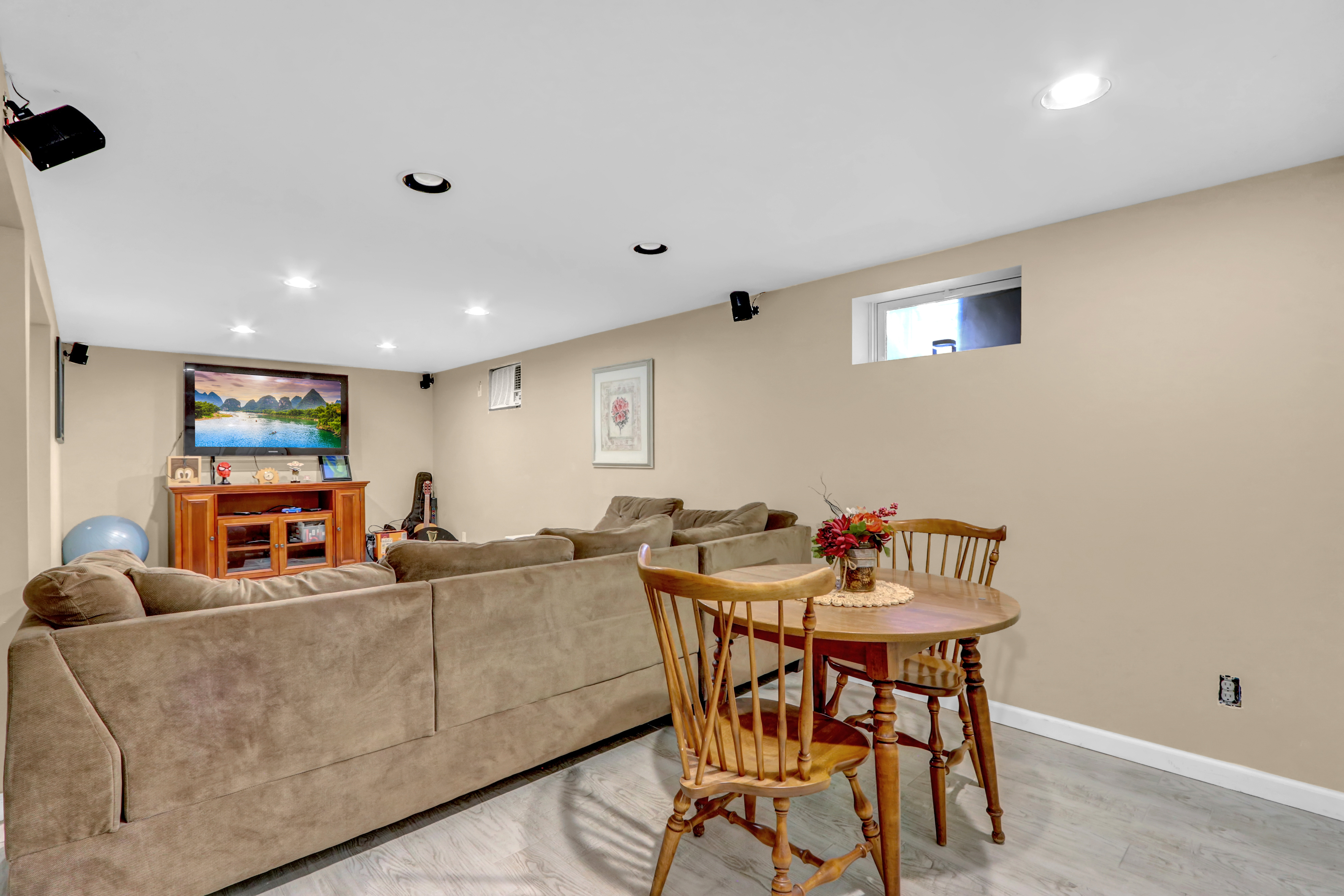 Babylon, New York, 11702, United States, 3 Bedrooms Bedrooms, ,2 BathroomsBathrooms,Residential,For Sale,1861866