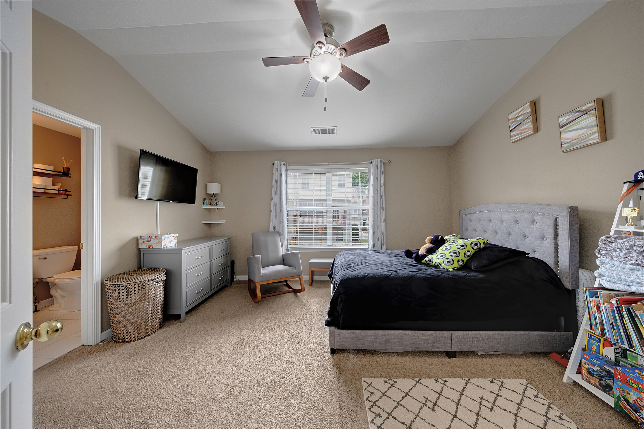  Beautiful Townhome Designed with Style and Functionality - 物件實景