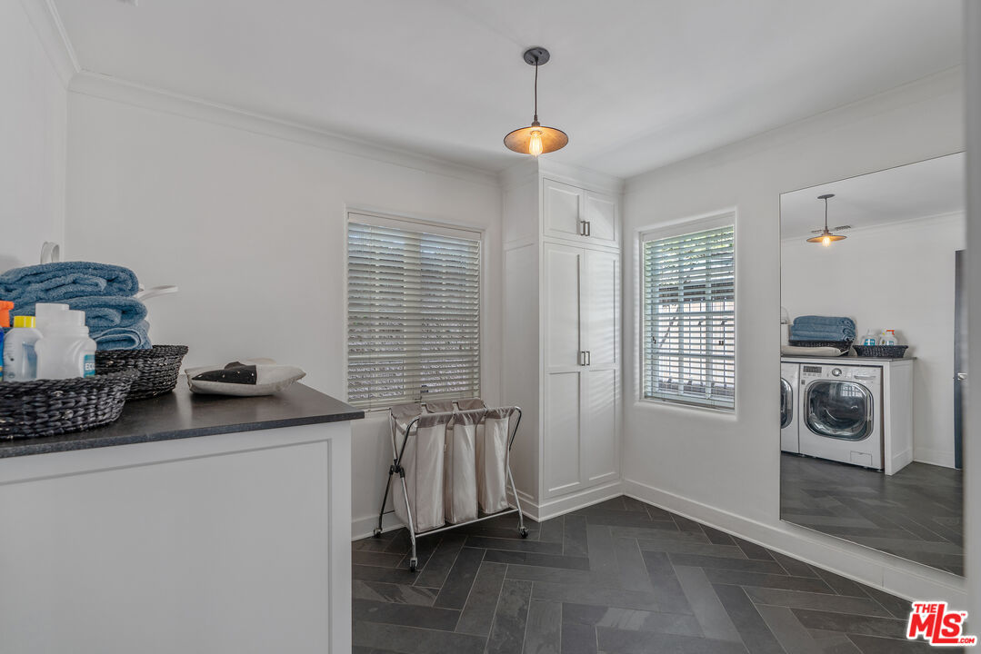 Los Angeles, California, 90020, United States, 5 Bedrooms Bedrooms, ,5 BathroomsBathrooms,Residential,For Sale,1939583