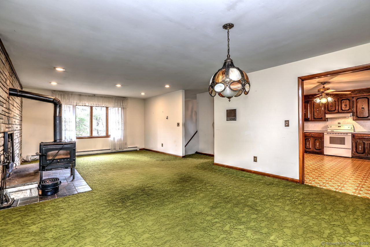 Trumbull, Connecticut, 06611, United States, 3 Bedrooms Bedrooms, ,2 BathroomsBathrooms,Residential,For Sale,1988138