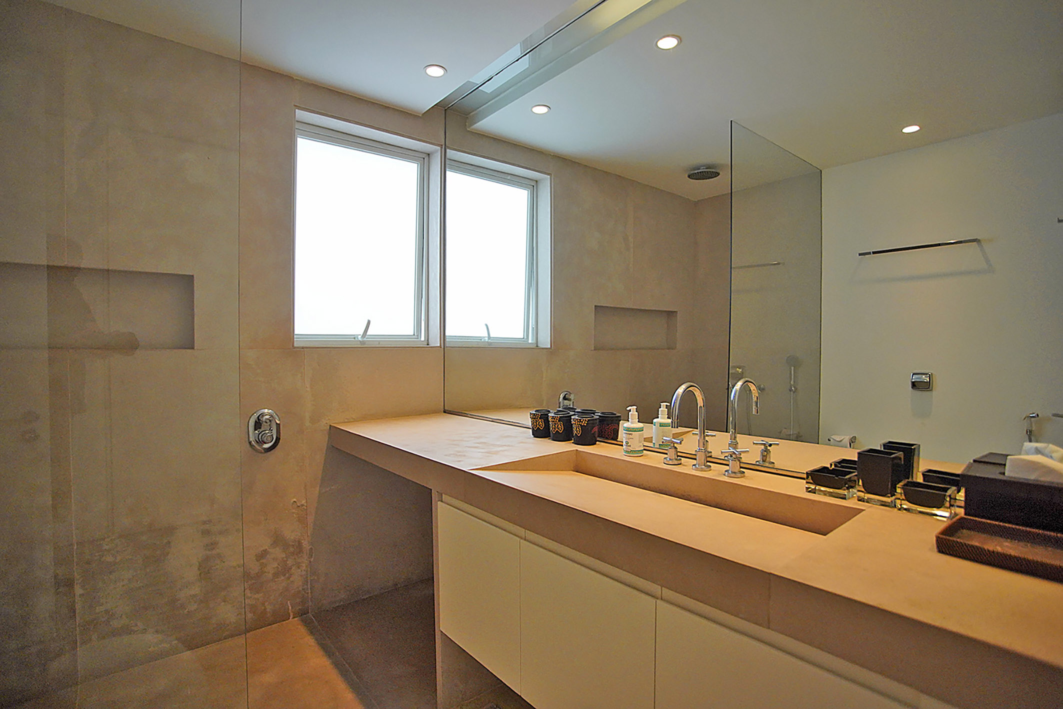  Oceanfront duplex penthouse with panoramic views and refined interiors - 物件實景