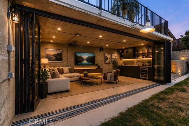 Los Angeles, California, 90043, United States, 3 Bedrooms Bedrooms, ,3 BathroomsBathrooms,Residential,For Sale,2049255
