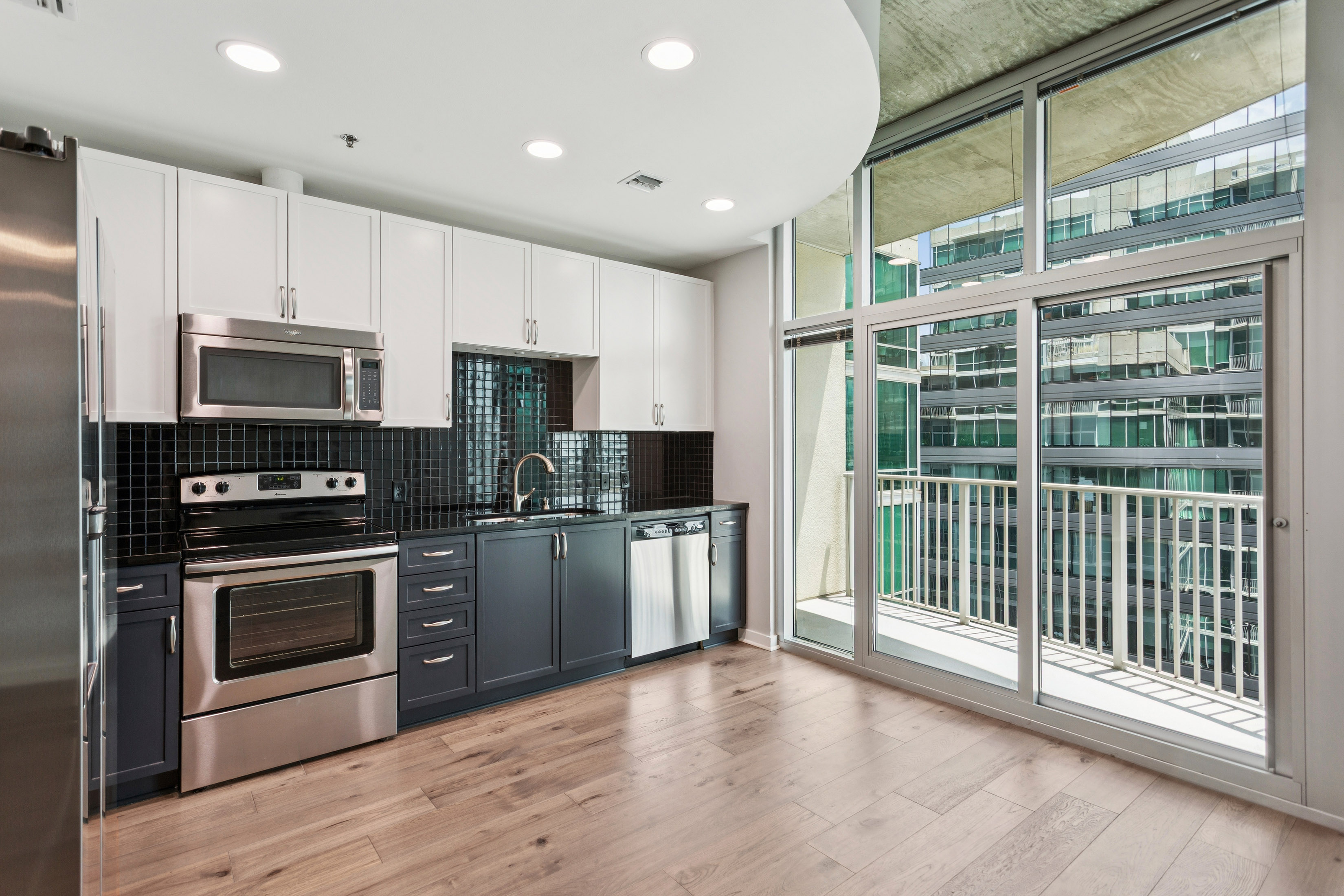  Updated Midtown Condo with Floor-To-Ceiling Windows - 物件實景