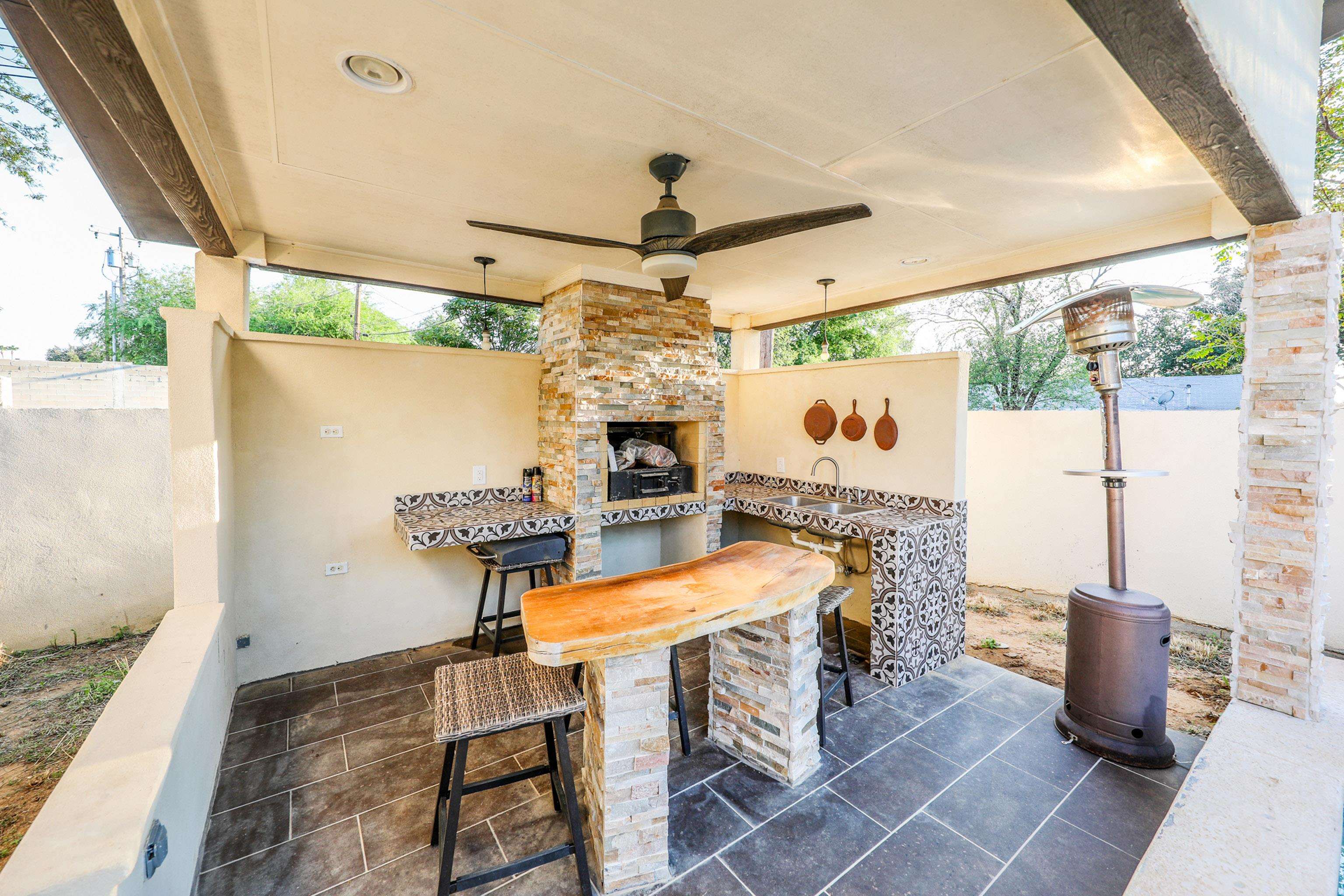 LAREDO, Texas, 78045, United States, 4 Bedrooms Bedrooms, ,4 BathroomsBathrooms,Residential,For Sale,1955145