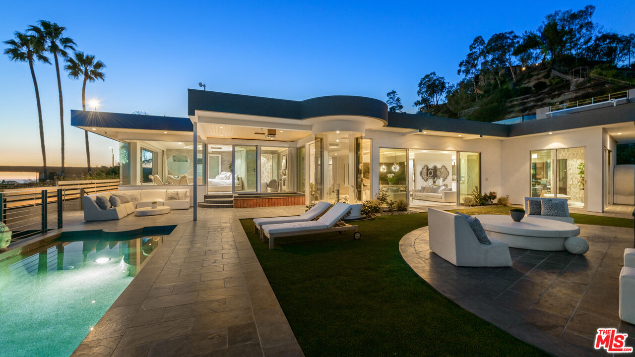 Los Angeles, California, 90069, United States, 4 Bedrooms Bedrooms, ,4 BathroomsBathrooms,Residential,For Sale,1766508