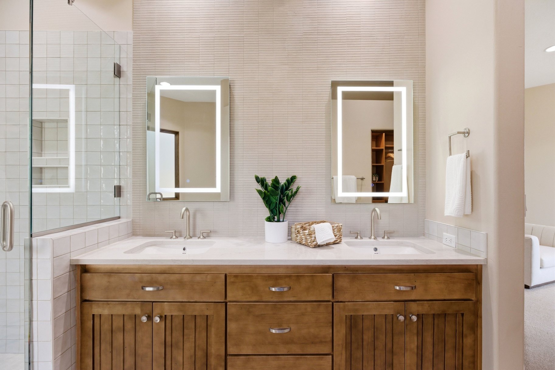  On The edge Of Stone Cliff With Sweeping Stunning City And Mountain Views - 物件實景