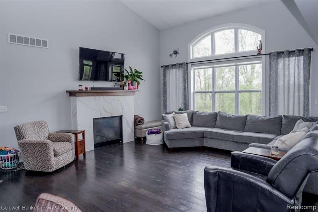 Brighton, Michigan, 48114, United States, 4 Bedrooms Bedrooms, ,5 BathroomsBathrooms,Residential,For Sale,1837893