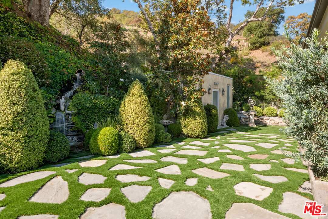 Los Angeles, California, 90049, United States, 4 Bedrooms Bedrooms, ,1 BathroomBathrooms,Residential,For Sale,1991602