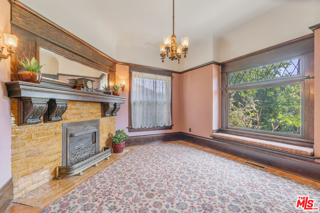 Los Angeles, California, 90006, United States, 6 Bedrooms Bedrooms, ,5 BathroomsBathrooms,Residential,For Sale,1883118