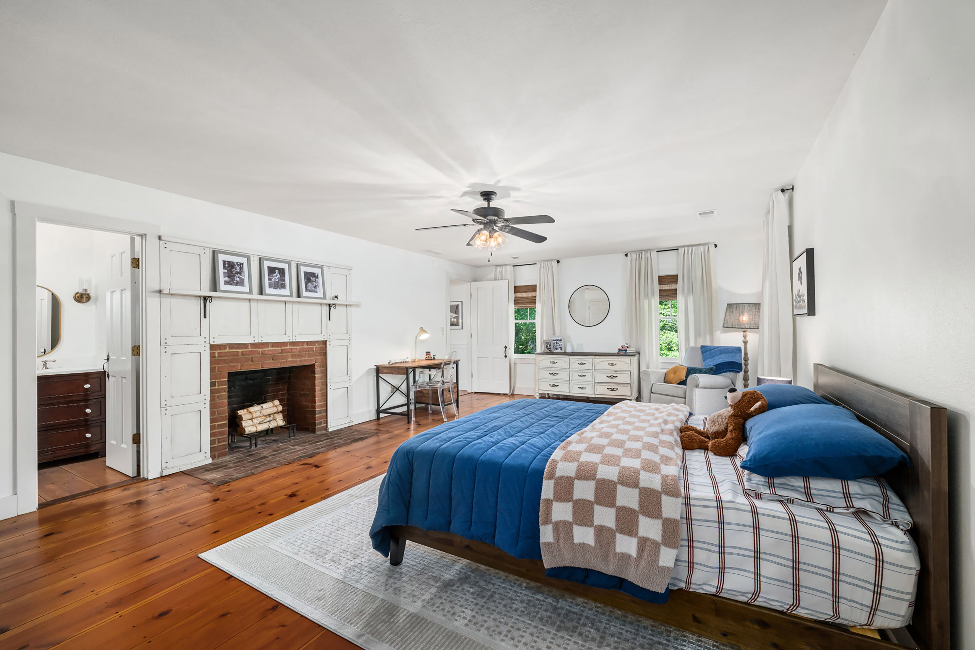 Live Timeless in Coveted Farmhouse on 4+ Private Gated Acres In Roswell - 物件實景