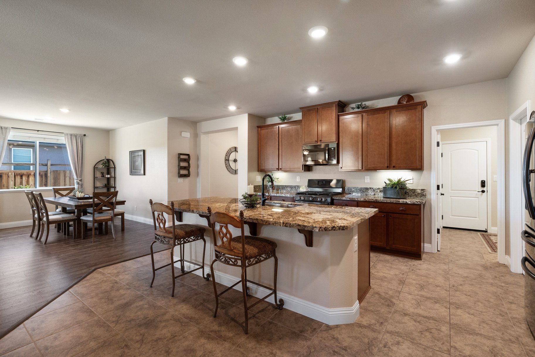  Welcome to 7239 Early Dawn Court, located in desirable Wingfield Springs - 物件實景